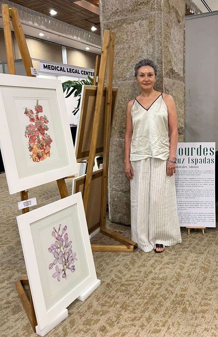 Lourdes Ruz Espadas junto a su obra